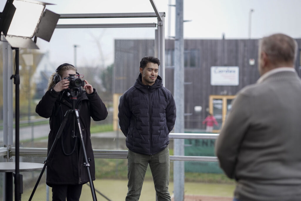 Videograaf die beelden aan het maken is