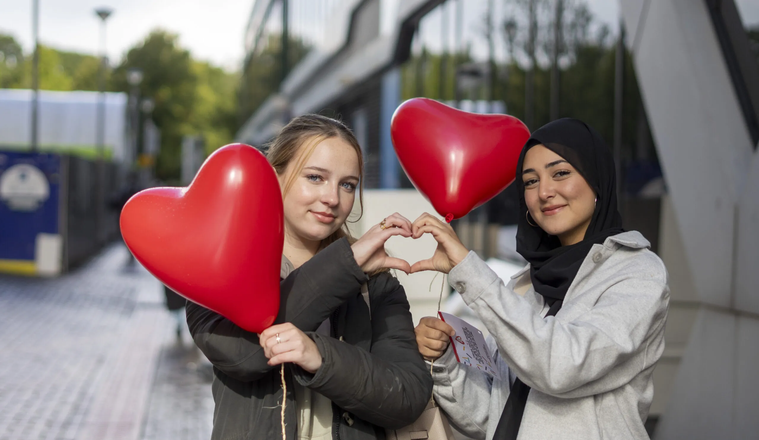 Twee meiden die demonstreerden voor #doormetMDT en dat heeft Sport Heroes vastgelegd